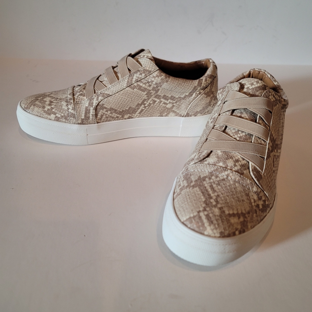 dv Dolce Vita Ringly SlipOn Fashion Sneaker
